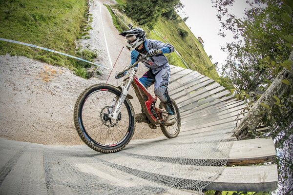 Ein Radfahrer im Helm fährt mit einem Hindernis auf der Straße