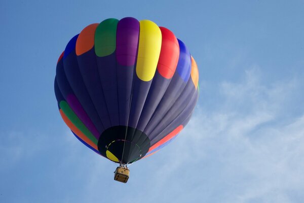 Multicolore, ballon dans le ciel clair