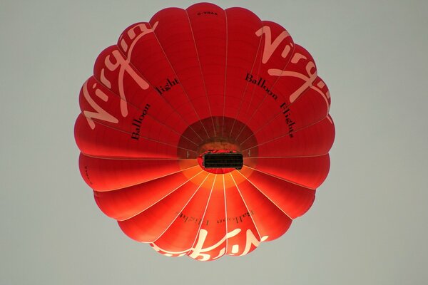 Un palloncino rosso si libra nel cielo