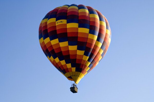 Ballon lumineux dans le ciel