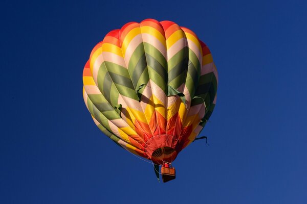 Ballon am blauen Himmel auf Hintergrund