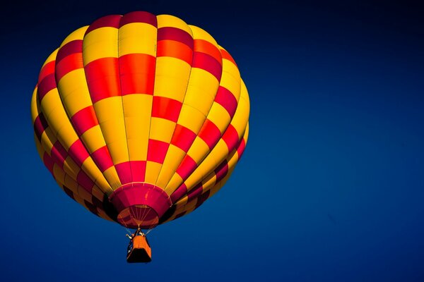 Eine orangefarbene Kugel fliegt in den Himmel