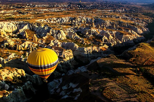 Ballons sur une faille de montagne