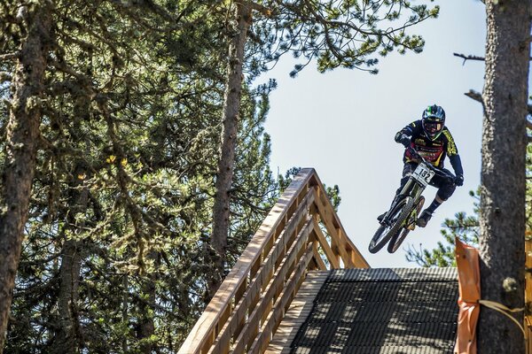 Un ciclista da un salto durante una carrera