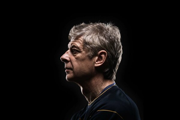 Arsene Wenger ritratto su sfondo scuro