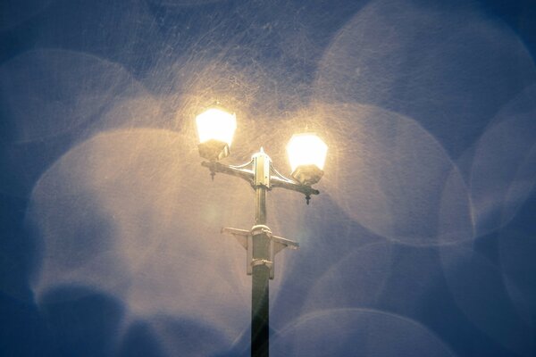 Nachtlicht bei Schnee am dunklen Himmel