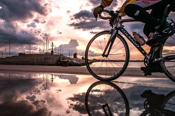 Vélo de sport avec cycliste