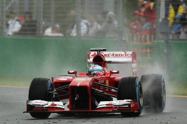 El coche de Ferrari en la fórmula 1 rompe a todos