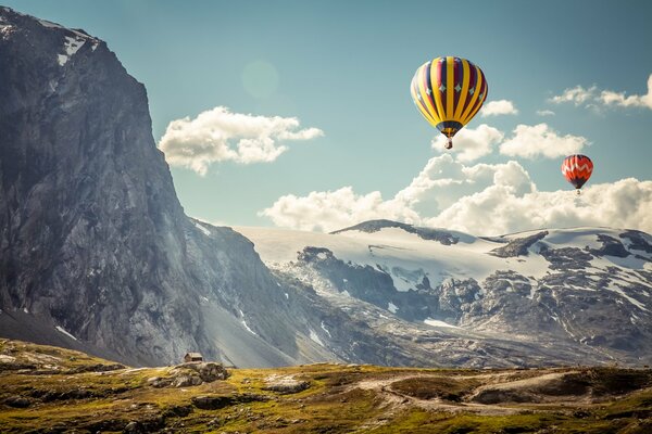 Ballons au niveau des nuages et des montagnes