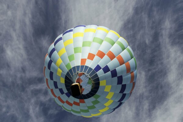 Globo de aire caliente contra el cielo