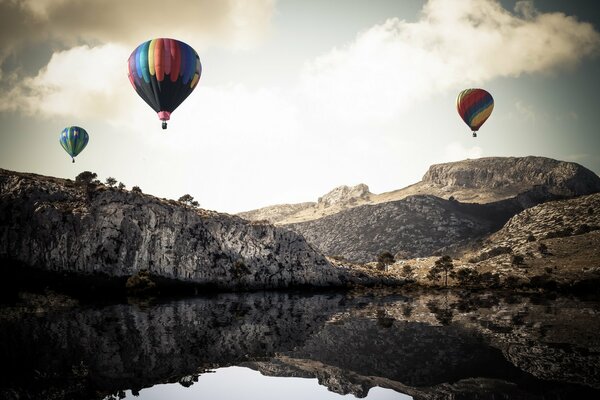 Globos en el fondo de las montañas