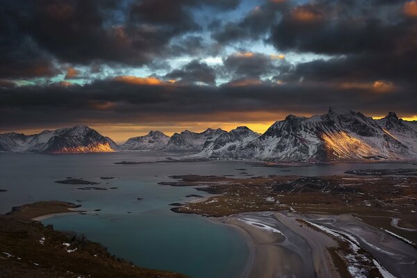 Nuvole nere sopra il tramonto