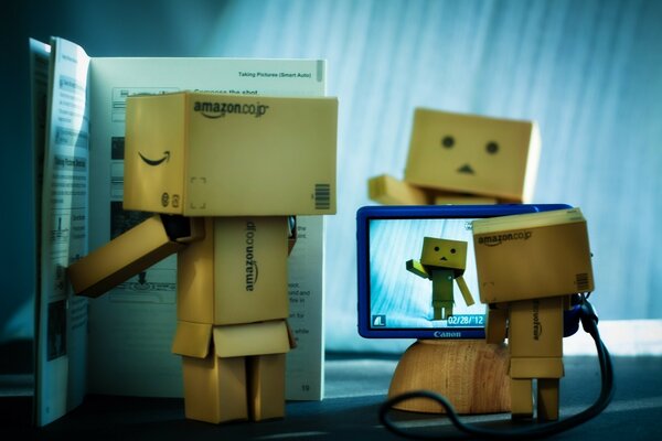 Danbo giocattoli fare le riprese sulla macchina fotografica