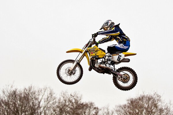 Saut risqué sur une moto de sport