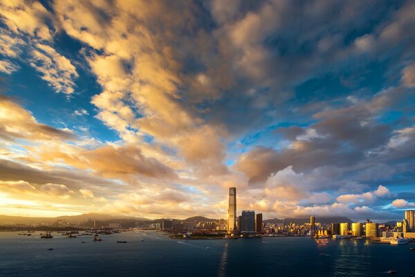 Encantadora puesta de sol sobre los rascacielos de Hong Kong