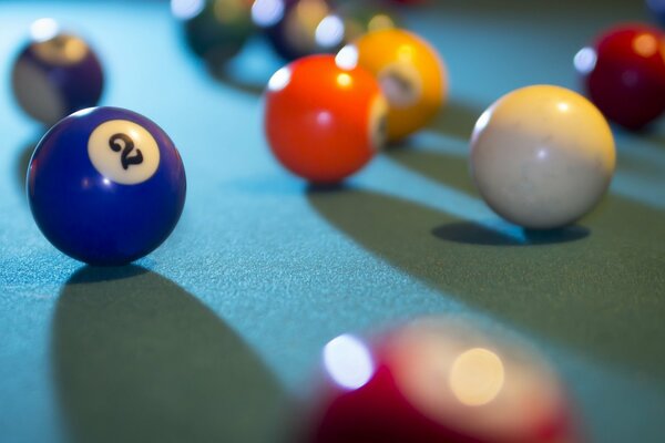 Jouer au billard boules et trous