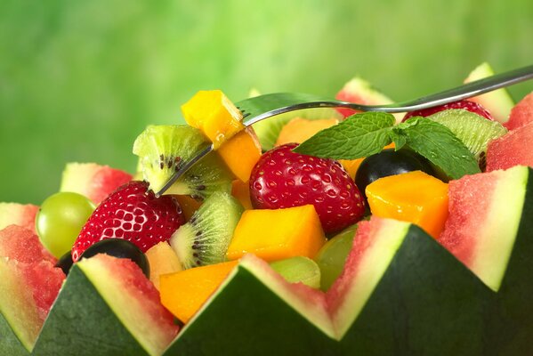 Obstsalat in Wassermelone