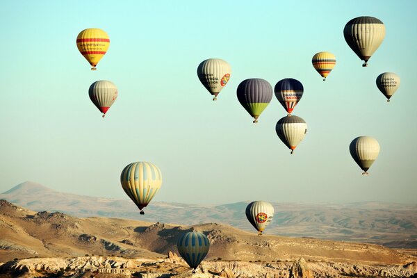 Viele aufblasbare Luftballons am Himmel