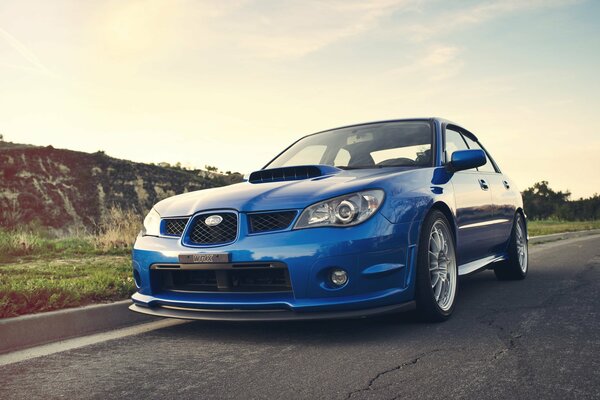 Subaru bleu sur la route