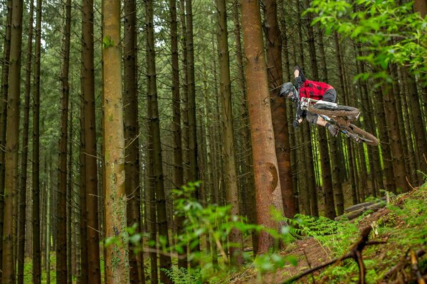 Einen Stunt auf einem Fahrrad für Jungs machen