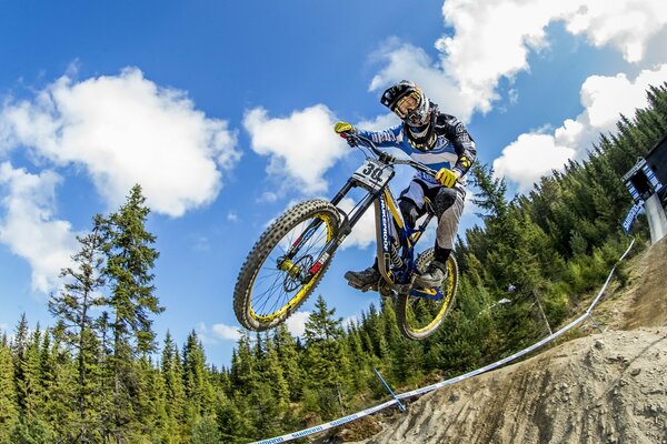 Salto peligroso en la carrera de bicicletas