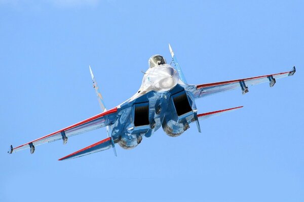 Su-27 se muestra en todo su esplendor