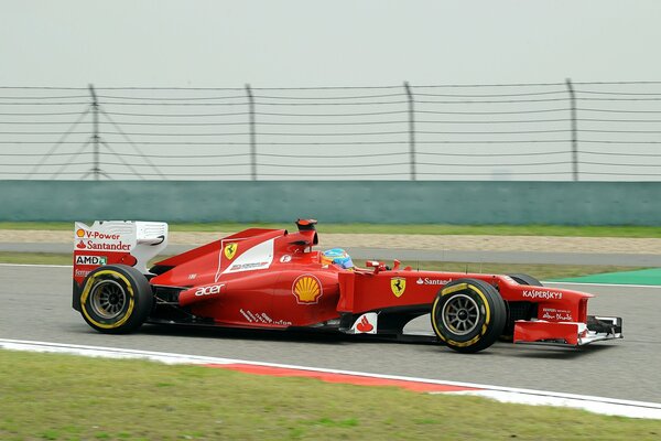 Alonso coche de fórmula 1 rojo