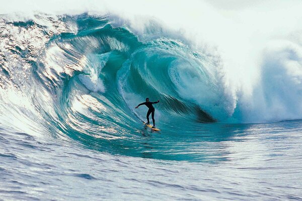 Schnelles Surfen auf den Wellen im Ozean