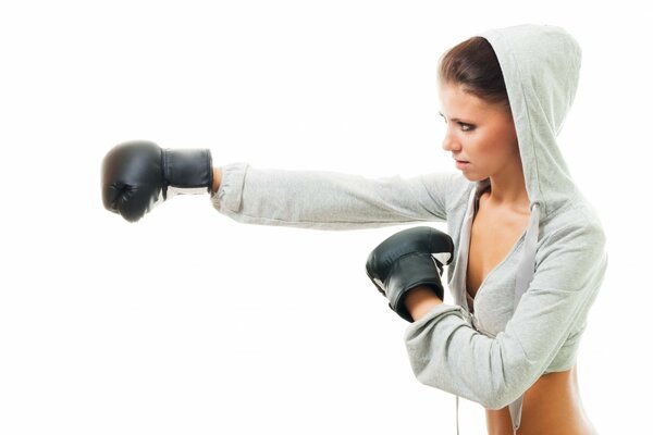 Jeune fille à capuche Boxing sur fond blanc