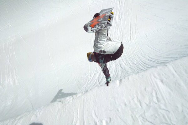 Salto de snowboard en la nieve