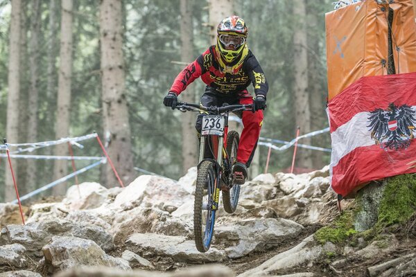 Rowerzysta w kasku bierze udział w wyścigu i jeździ w terenie