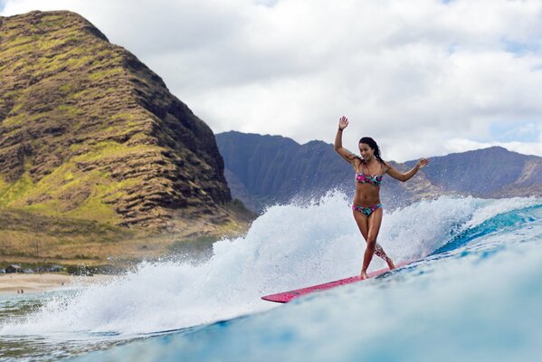 Ocean dziewczyna na surfingu
