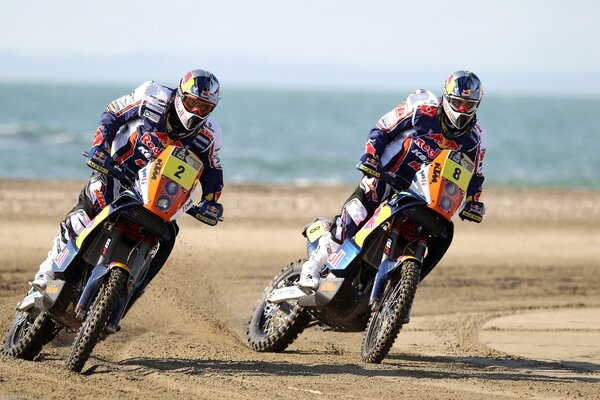 Due motociclisti guidano in una giornata calda