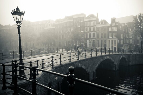 Ponte sul fiume nella vecchia Amsterdam