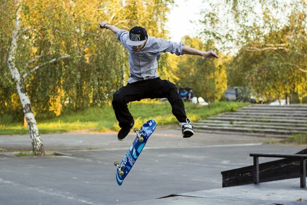 Mann in einem Sprung auf einem Skateboard vor dem Hintergrund einer Gasse