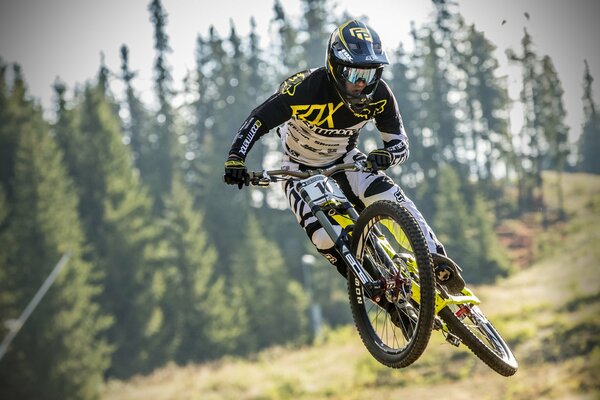 Athlète sur le vélo dans le saut en l air