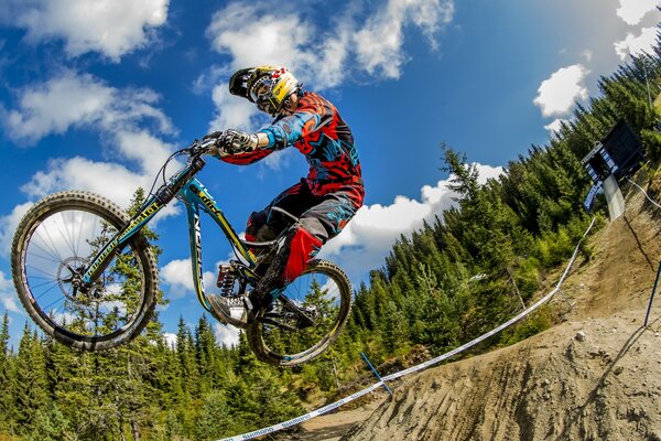 Arriesgada carrera de bicicletas en las montañas