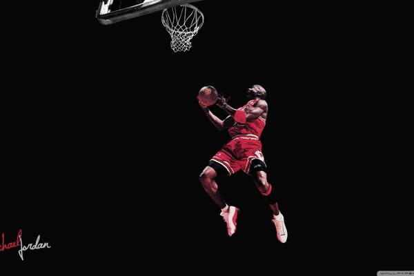 Michael Jordan anota el balón