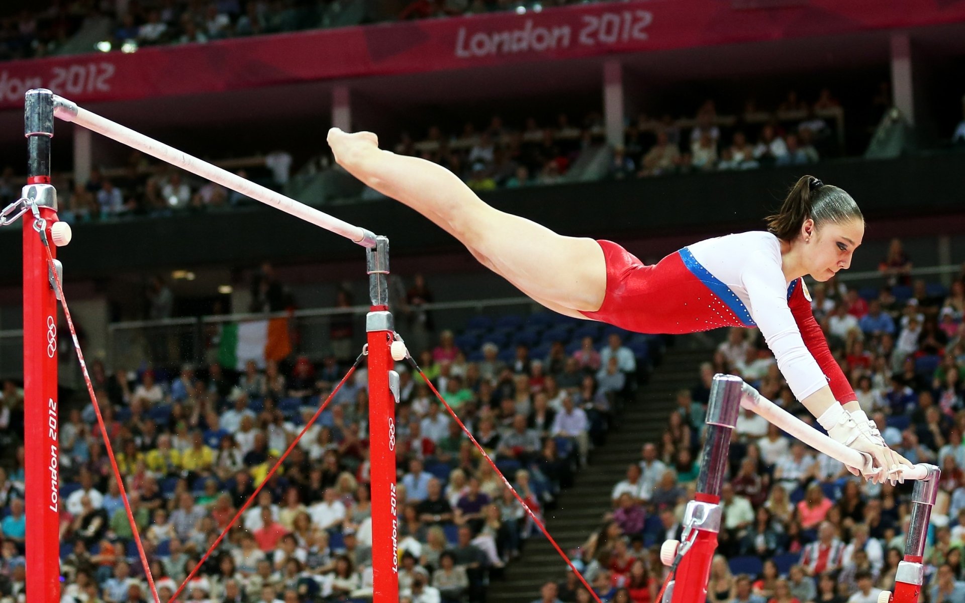 aliya mustafina mädchen schönheit sportlerin turnerin weltmeisterin olympiasiegerin gesicht figur beine balken russland weltmeister olympiasieger olympische sommerspiele 2012 london 2012 london-