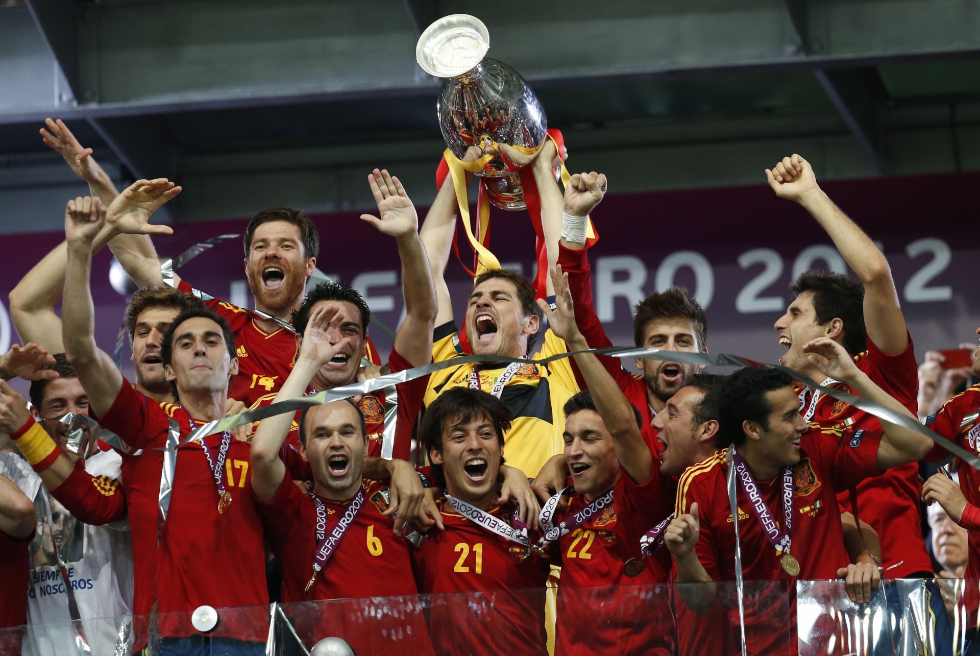 euro 2012 fußball spanien españa furien roja la champion finale spanien gegen italien sport ramos llorente alonso xavi casillas iniesta silva navas arbeloa martínez euro 2012 meisterschaft ungeschlagen champions rote furie pokal pokalsieger pokalsieger pokalsieger