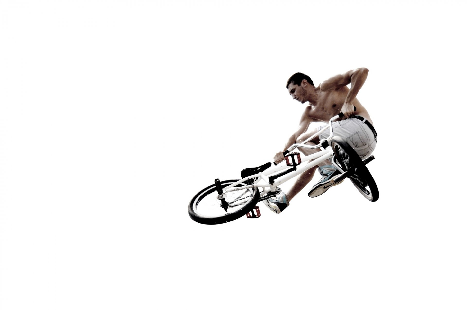 bianco sfondo bicicletta uomo salto