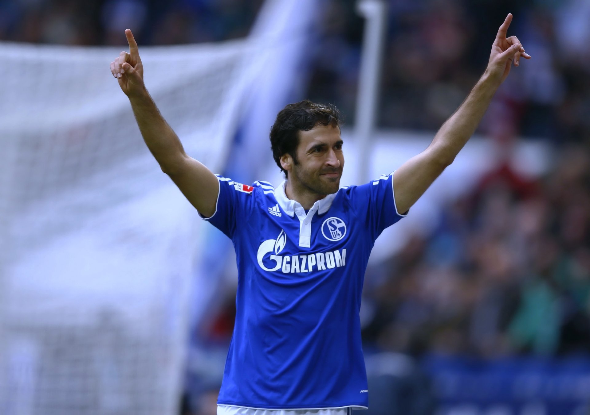 kapitan hiszpania schalke 04 bundesliga niemcy liga mistrzów schalke 04 vs walencja piłka nożna raul gonzalez blanco schalke 04 real madryt kapitan reprezentacji