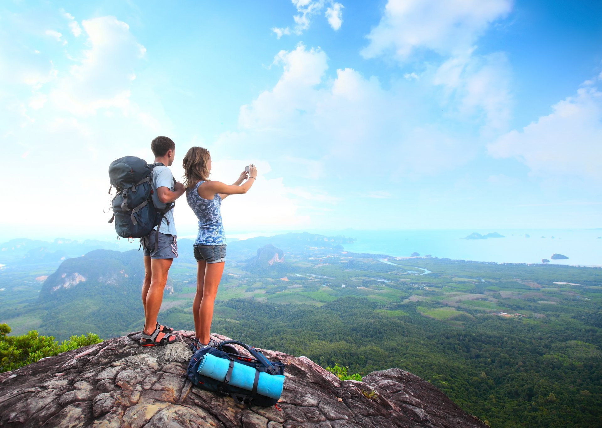 ragazza ragazzo turismo montagna altitudine valle mare zaini nuvole