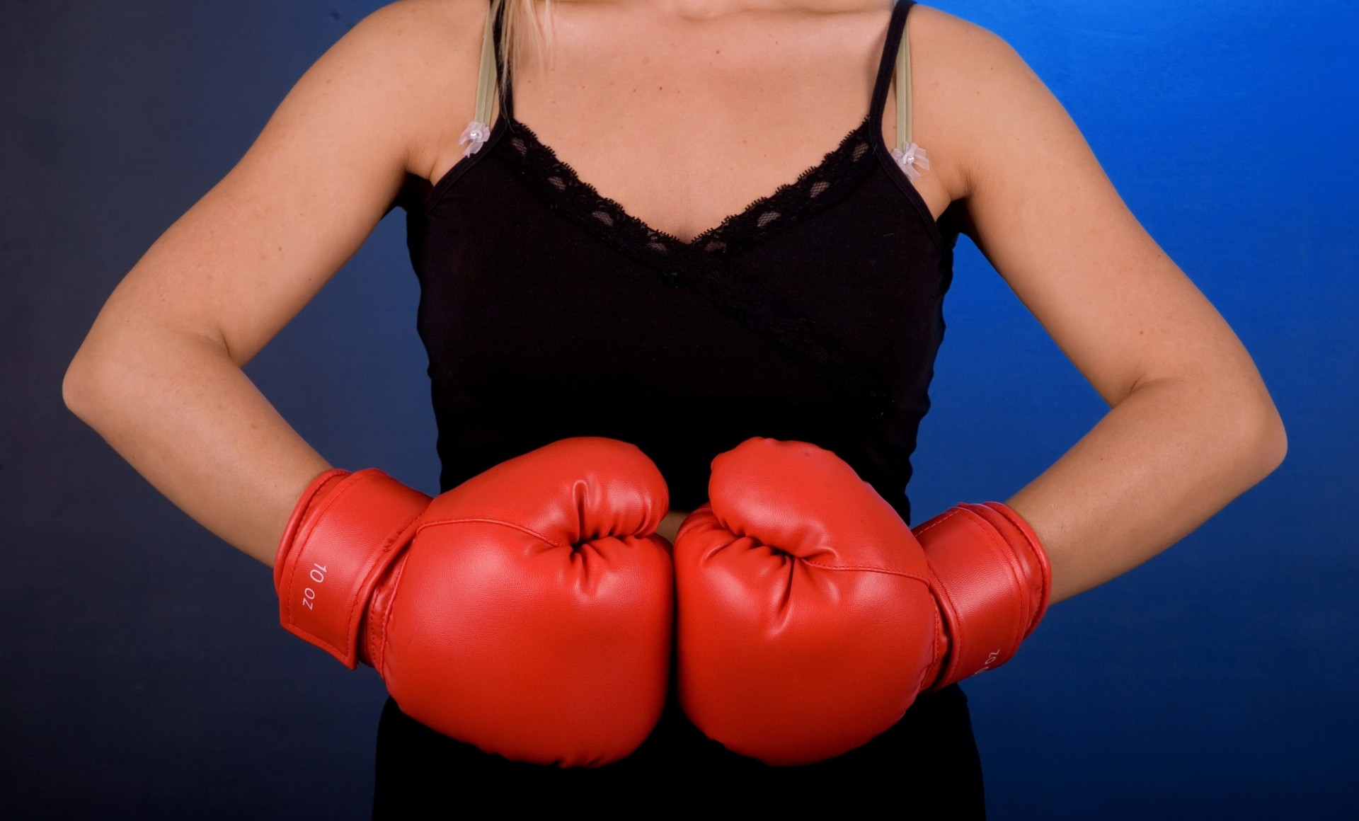 percussion boxe fille fond bleu