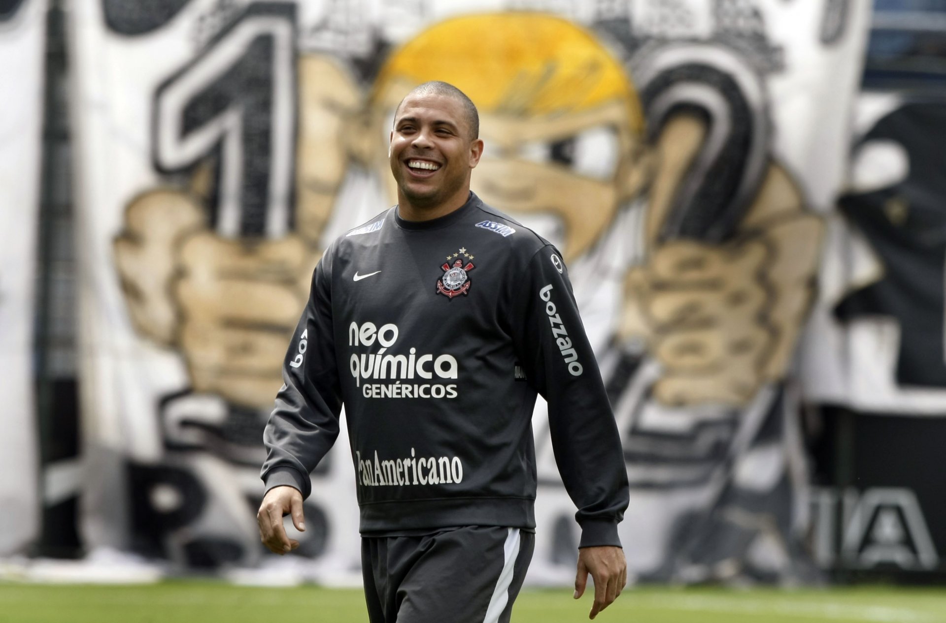 calcio giocatore sorriso risate ronaldo luis nazario de lima nibbler calciatore uniforme nike ronaldo luís nazário de lima corinthians timão timão commandos tempo di fare povo squadra popolare todo poderoso onnipotente