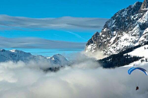 Fallschirm vor dem Hintergrund von Bergen und Wolken