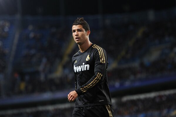 Giocatore del Real Madrid in uniforme nera con oro