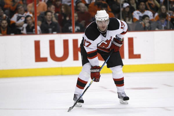 Ilya Kovalchuk en forma de diablo en el hielo en nueva Jersey