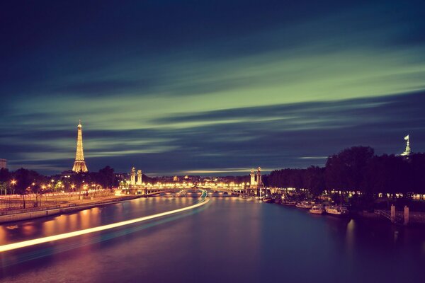 Torre Eiffel dal lato del fiume al buio