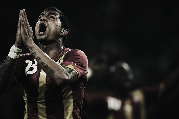 Il principe in preghiera Kevin Boateng